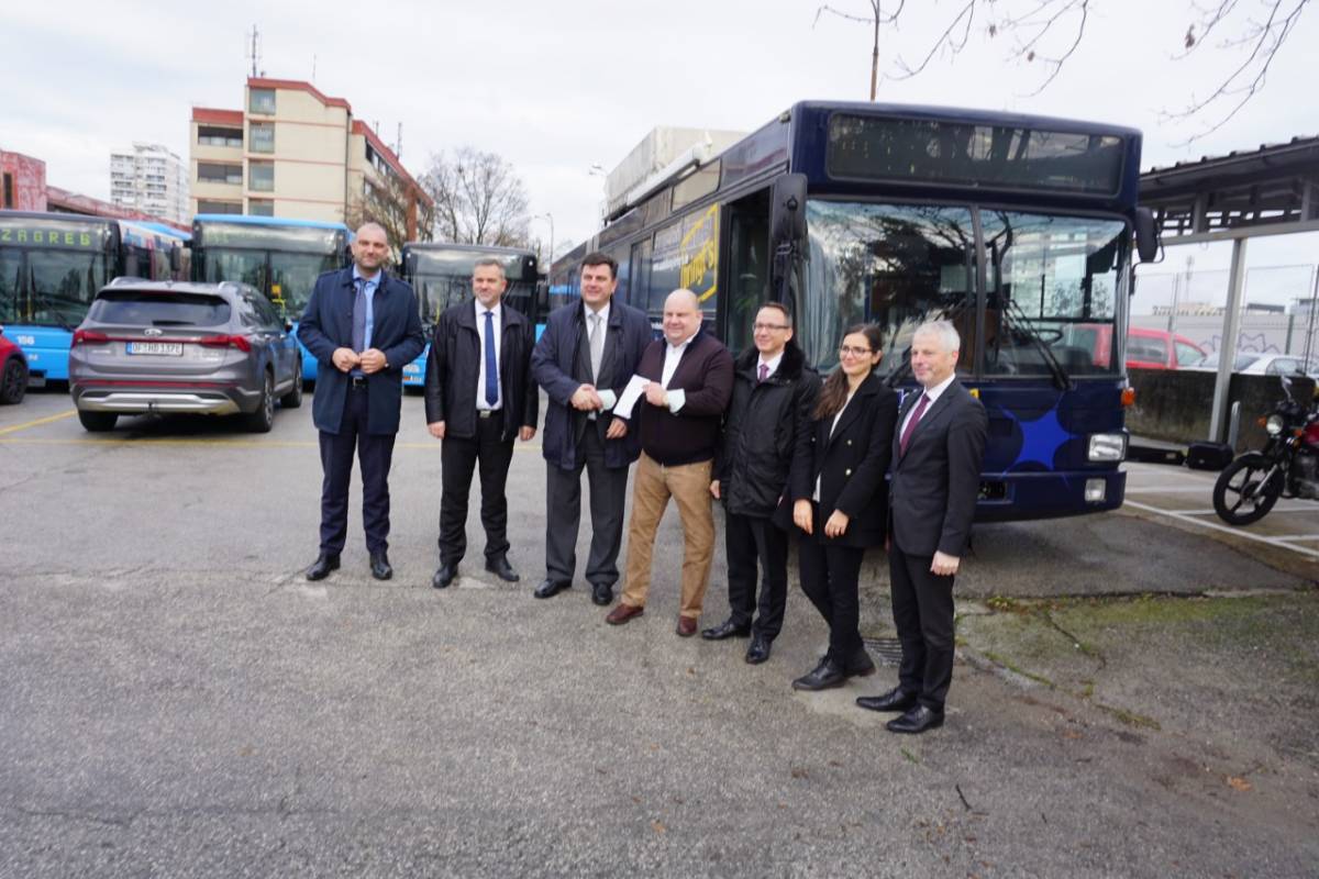 SB Online | Njemačka Gospodarsko-trgovinska komora i grad Mainz donirali autobus hrvatskom fakultetu