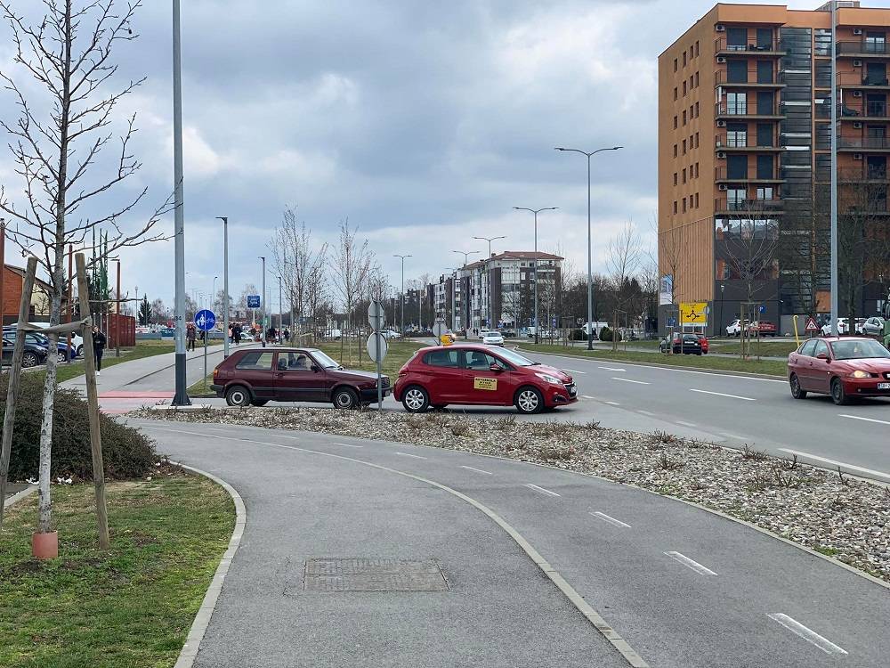 SB Online | PROMETNA NESREĆA U SL. BRODU: Udario u autoškolu 