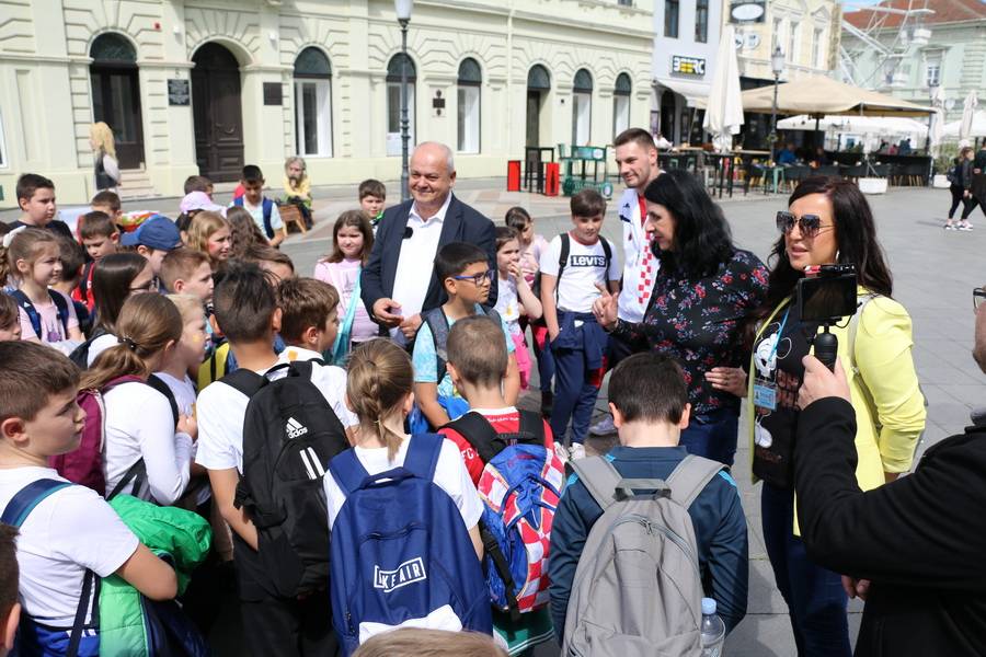 SB Online | Gradonačelnik se danas slikao s djecom iz Đakova