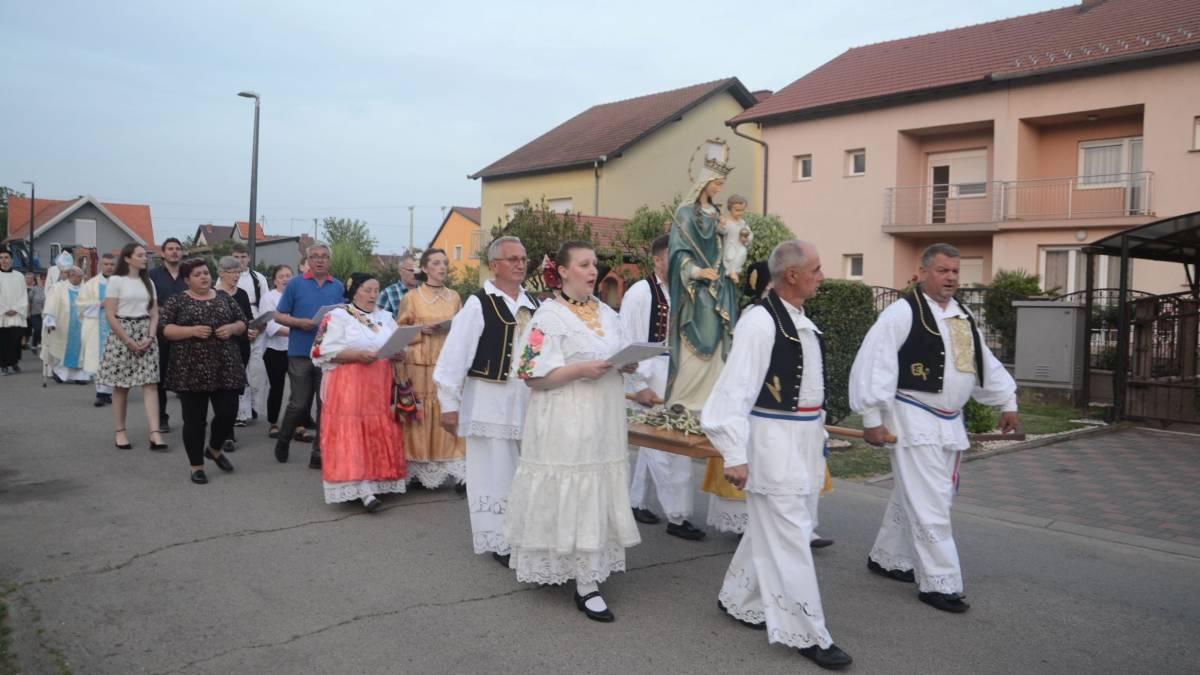 SB Online | Biskup Večerin na proslavi blagdana Marije Pomoćnice kršćana u Slavonskom Brodu