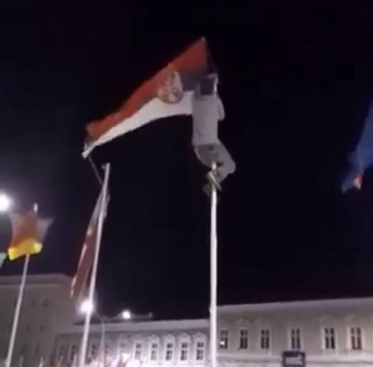 SB Online | Zbog skidanja zastave Republike Srbije policija ispitala dvojicu mladića iz Pleternice