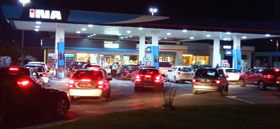 SB Online | Na benzinskim postajama u Slavonskom Brodu stvaraju se gužve zbog sutrašnjeg poskupljenja goriva
