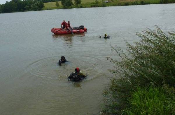 SB Online | TRAGEDIJA U SLAVONIJI: Ronioci u jezeru pronašli tijelo mladića i automobil