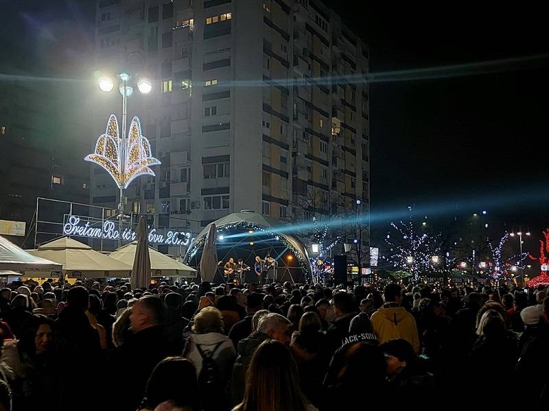 SB Online | Brođane na glavnom gradskom trgu zabavljale Slavonske lole