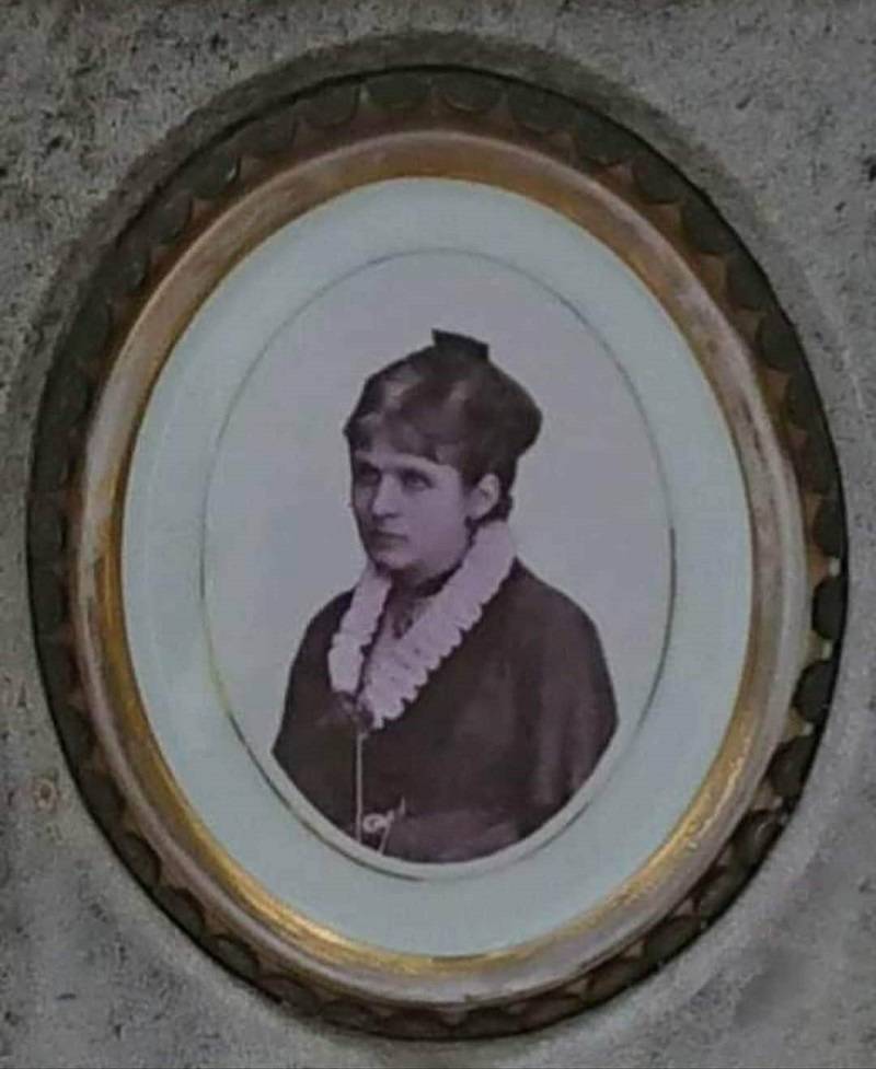 Marijine žene-zaboravljene žene sa starih nadgrobnih spomenika-art izložba Darka Lončara  