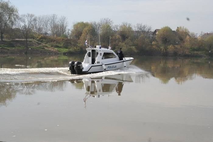 SB Online | Policija spasila 10 osoba iz probušenog čamca na rijeci Savi