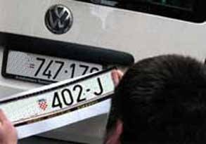 SB Online | Šveđanin uhvaćen kako na automobil stavlja lažne registracijske pločice