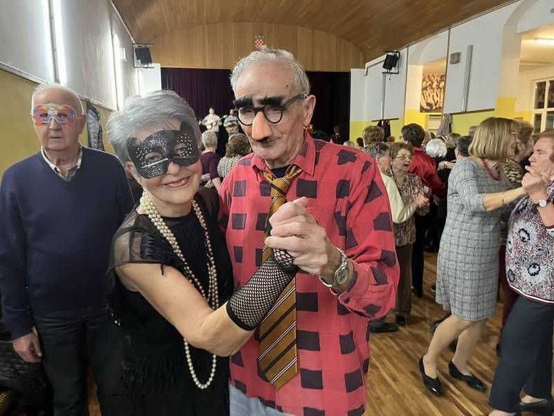 SB Online | Održana plesno-pokladna večer za umirovljenike