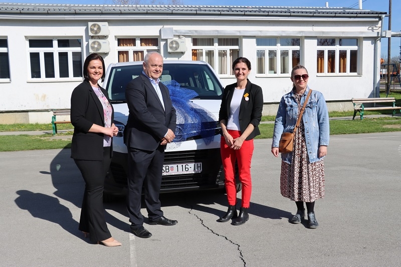 SB Online | Gradonačelnik predao novo vozilo Osnovnoj školi „Milan Amruš“