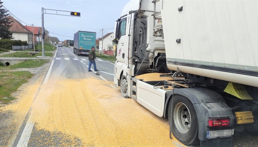 SB Online | Sudar dva kamiona, kukuruz se rasuo po cesti