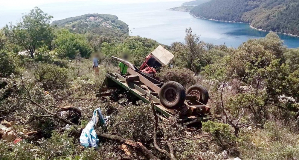 SB Online | Prevrnuo se traktor s prikolicom punom maturanata kod Labina, 10-ak ozlijeđenih
