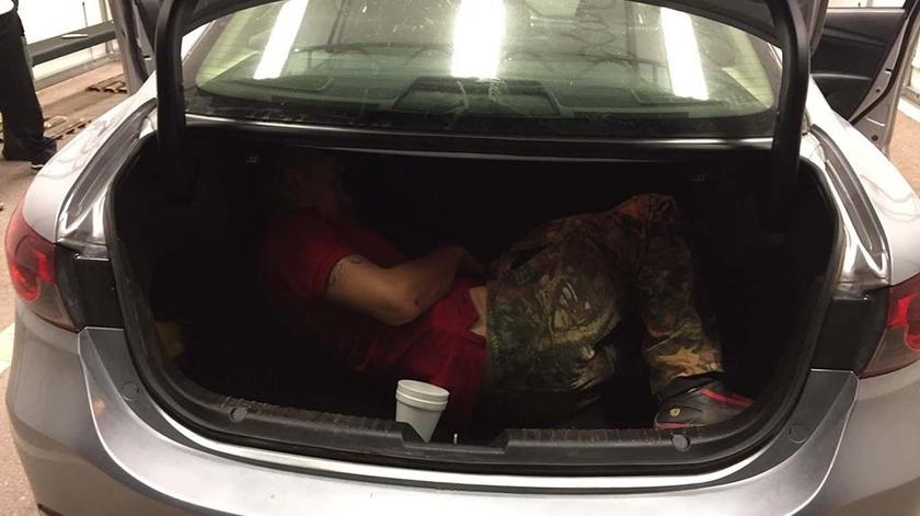 SB Online | Preko granice krijumčario ljude u prtljažniku auta