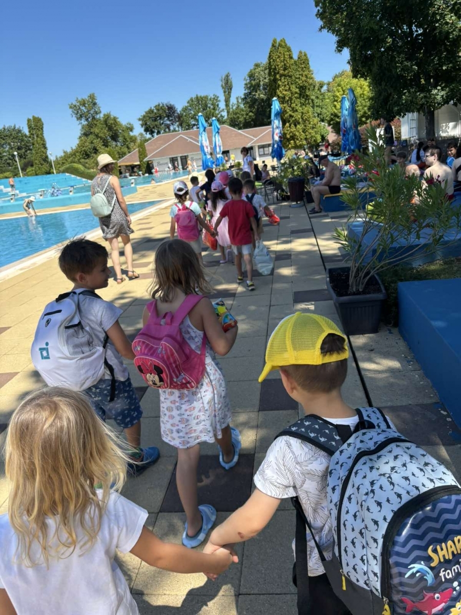Djeca iz lipičkog vrtića kroz ljetni program na bazenima razvijaju motoričke i socijalne vještine