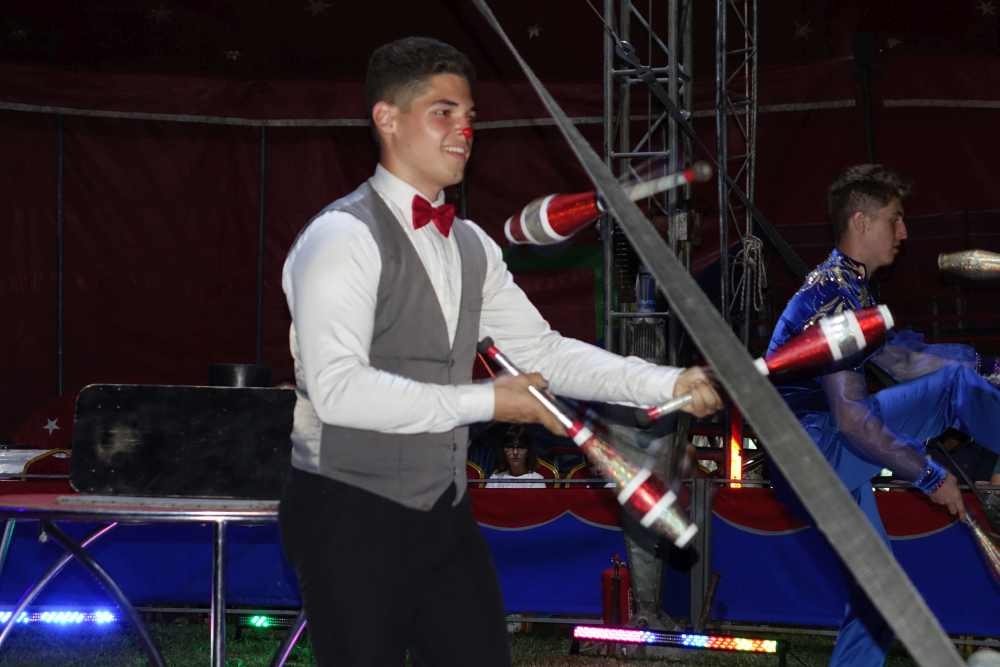 Prvu večer cirkus Colosseum oduševio Požežane