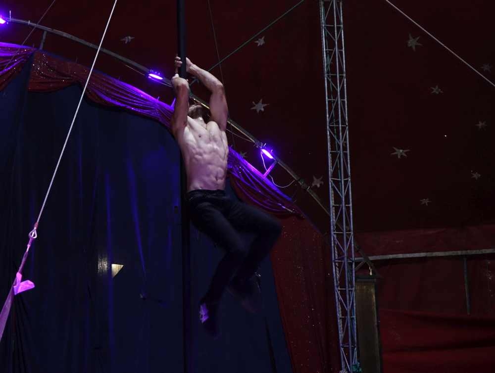 Prvu večer cirkus Colosseum oduševio Požežane