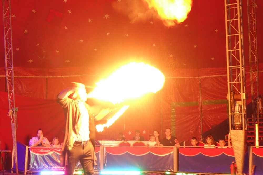 Prvu večer cirkus Colosseum oduševio Požežane