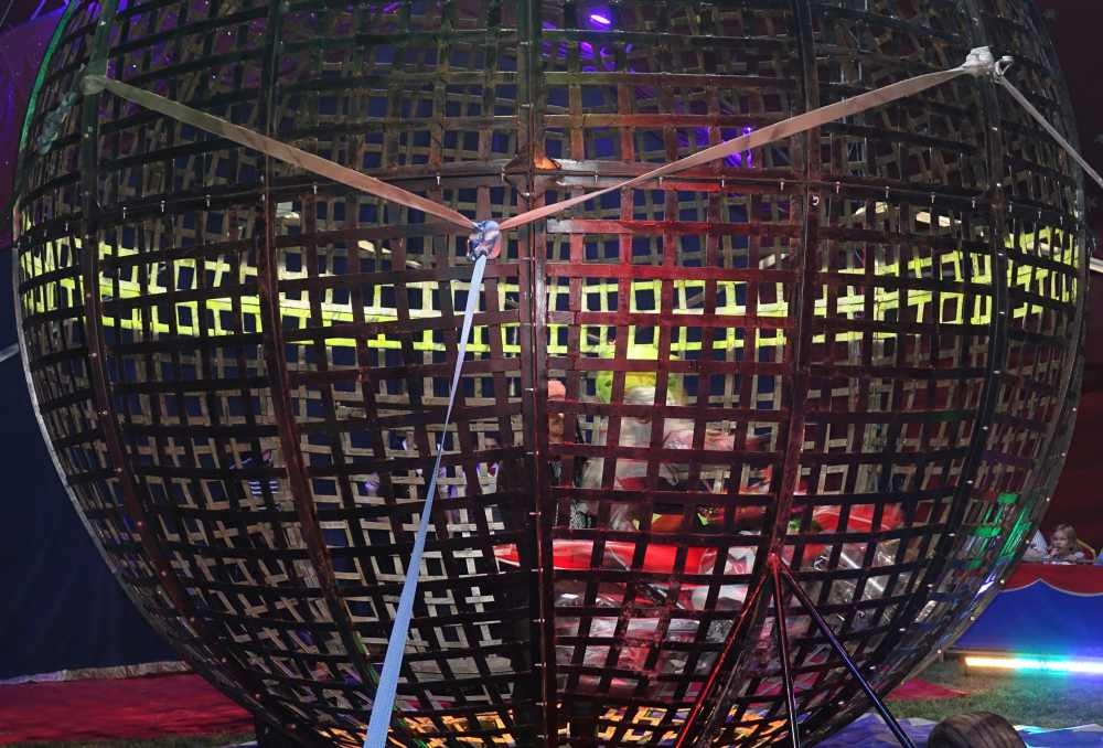 Prvu večer cirkus Colosseum oduševio Požežane