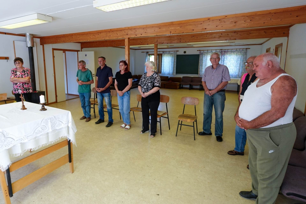 Posjet biskupa Martinovića prognaničkom naselju Kovačevac uoči svetkovine zaštitnika Požeške biskupije