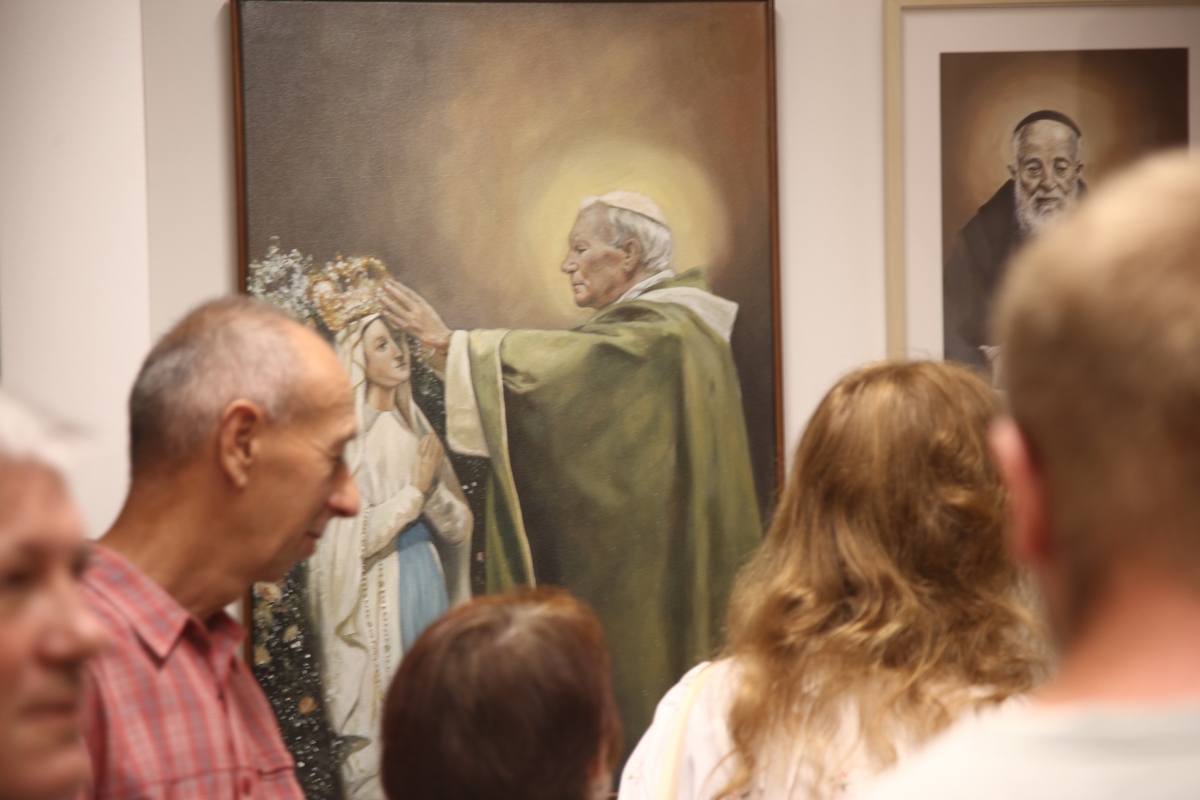 Požeški muzej: Otvorena izložba »Hrvatski sveci i blaženici u našem narodu« akademske slikarice Iris Mihatov Miočić