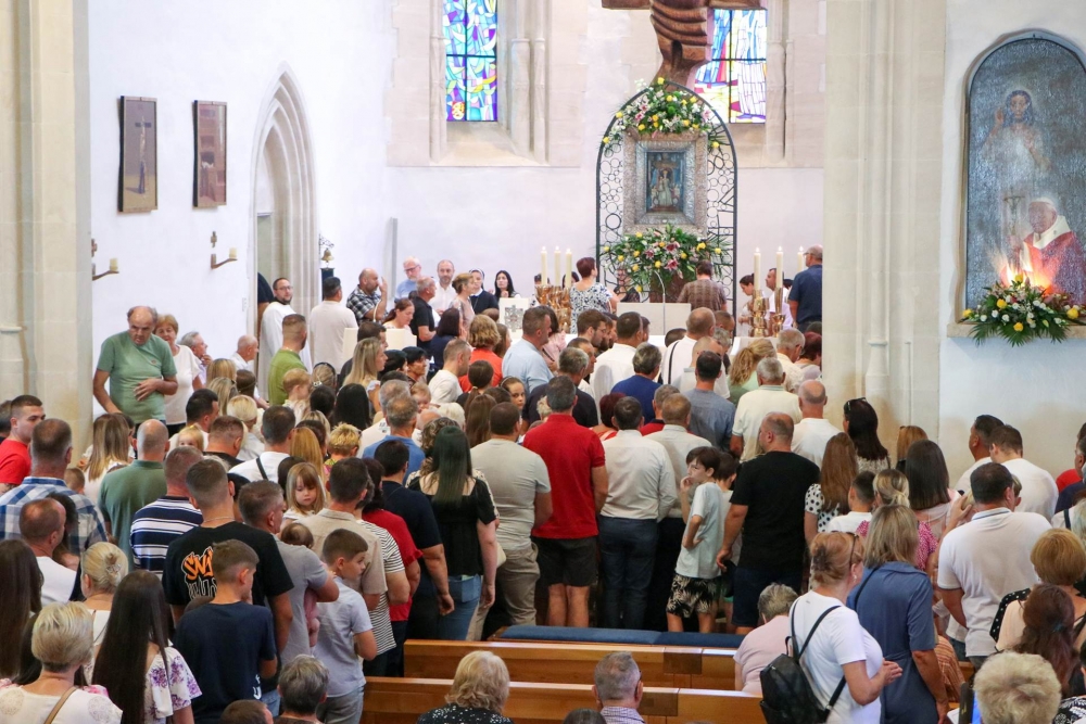 Hodočašće obitelji s brojnom djecom u Voćin