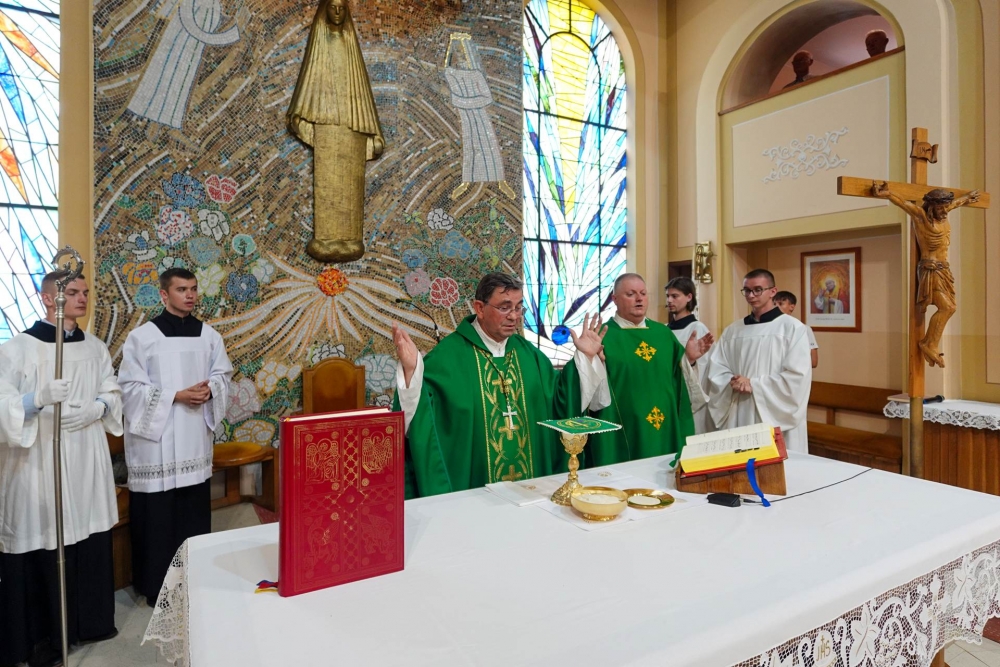 Biskup Ivo uveo u službu novog župnika u Davoru