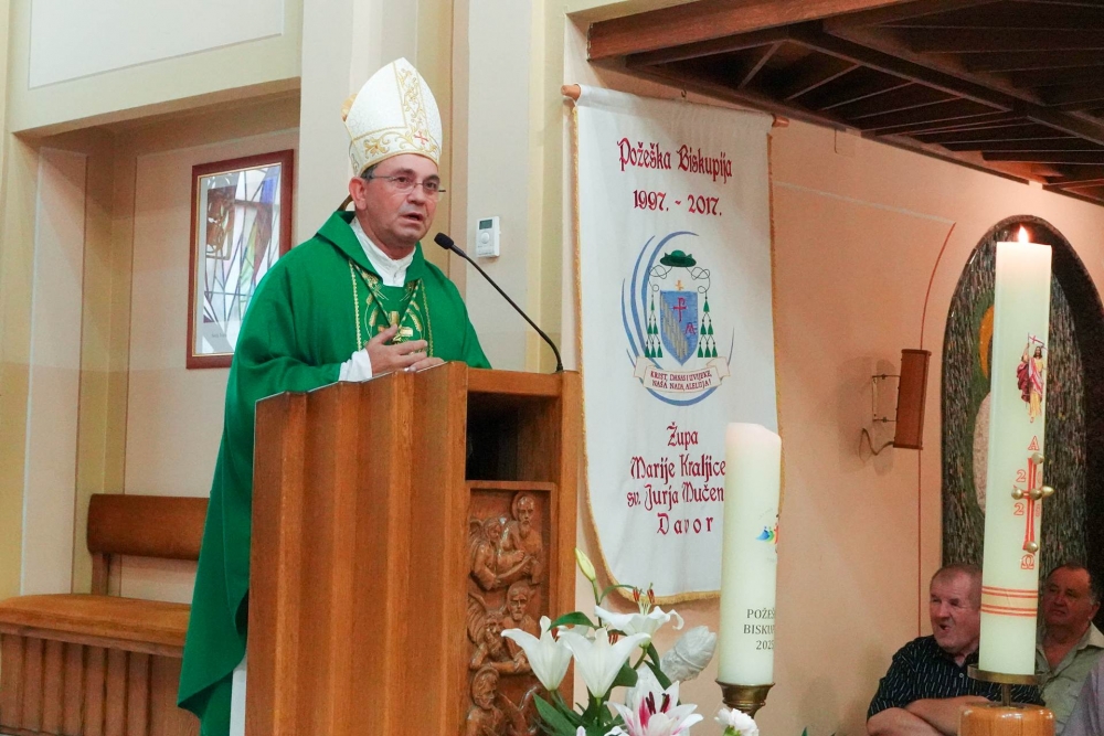 Biskup Ivo uveo u službu novog župnika u Davoru