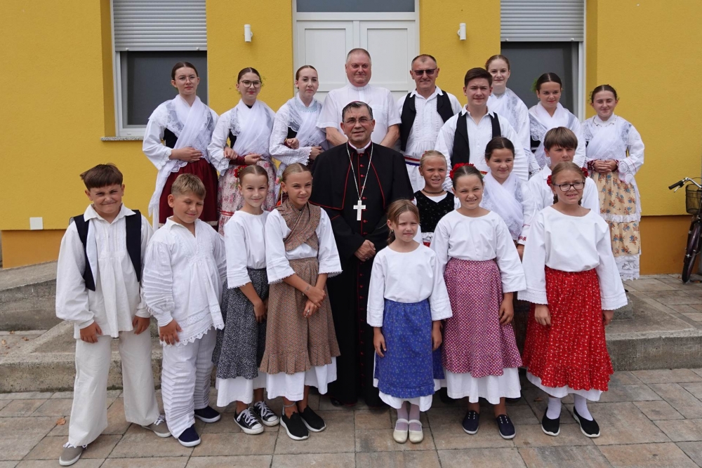 Biskup Ivo uveo u službu novog župnika u Davoru