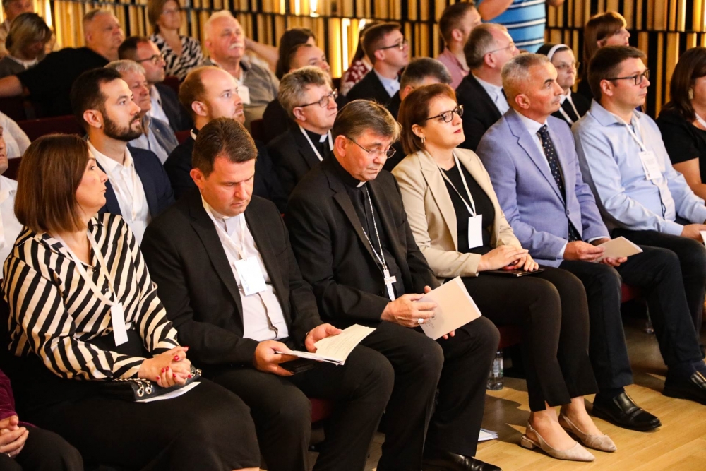 Održan znanstveni kolokvij o 70 godina devetnice Gospi od Suza i 20 godina Svetišta u Pleternici