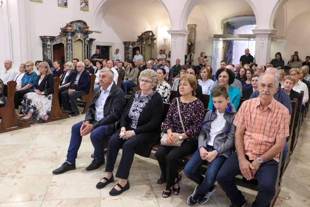 Biskup Ivo uveo u službu novog župnika u požeškoj Župi sv. Terezije Avilske