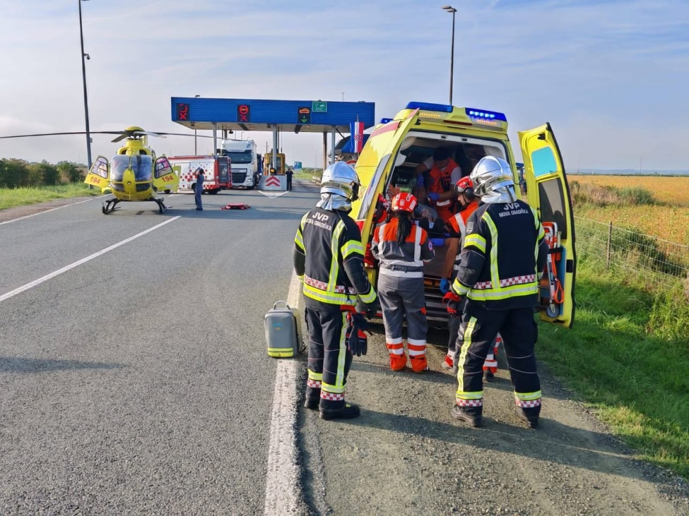 Helikopter jutros sletio kod naplatnih kućica u Novoj Gradišci, stigli po ženu koju je Hitna već vozila u bolnicu