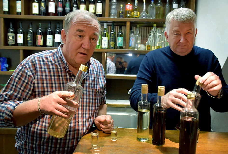 Rahela i Gordana vinske kume požeški vinara