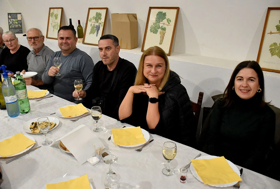 Rahela i Gordana vinske kume požeški vinara