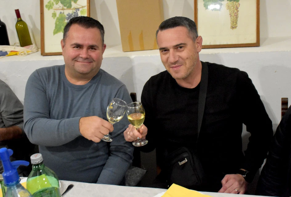 Rahela i Gordana vinske kume požeški vinara