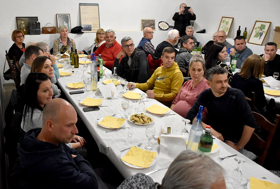 Rahela i Gordana vinske kume požeški vinara