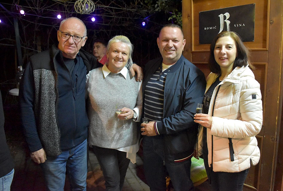 Požeška poduzetnica Ivanka Dodiković proslavila Martinje; Vlado Bauer predvodio obred, kumovi Franjo Lucić i Marinko Markota