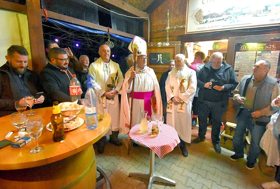 Požeška poduzetnica Ivanka Dodiković proslavila Martinje; Vlado Bauer predvodio obred, kumovi Franjo Lucić i Marinko Markota