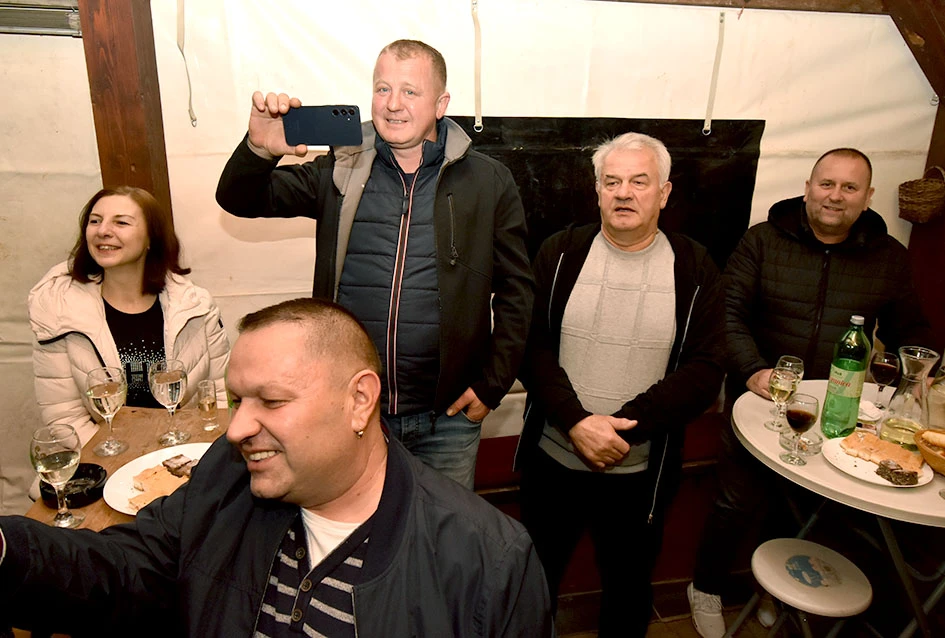 Požeška poduzetnica Ivanka Dodiković proslavila Martinje; Vlado Bauer predvodio obred, kumovi Franjo Lucić i Marinko Markota