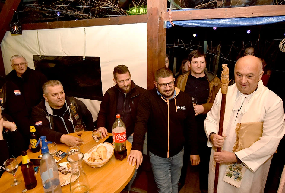 Požeška poduzetnica Ivanka Dodiković proslavila Martinje; Vlado Bauer predvodio obred, kumovi Franjo Lucić i Marinko Markota