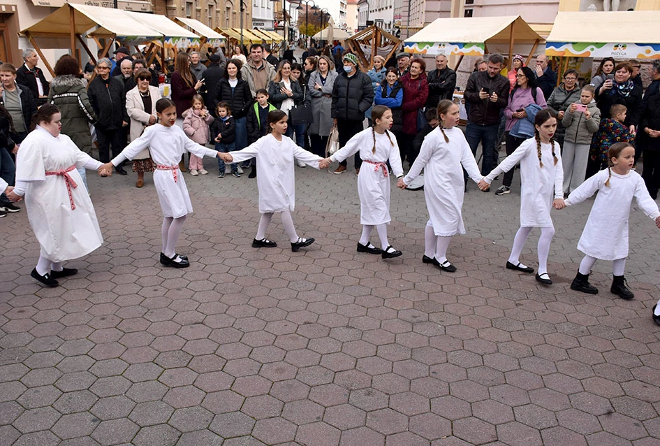JESEN U POŽEGI: štandovi puni domaćih okusa i tradicionalno krštenje mošta