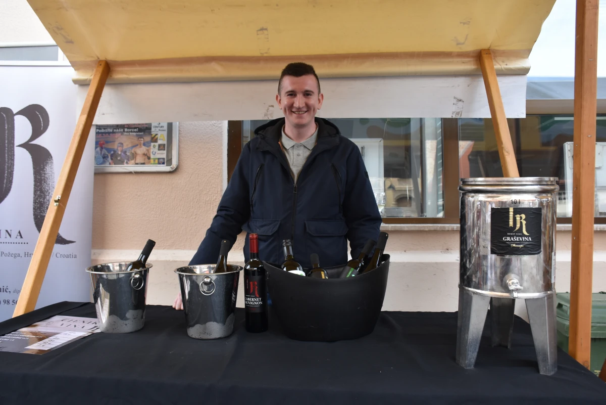 JESEN U POŽEGI: štandovi puni domaćih okusa i tradicionalno krštenje mošta