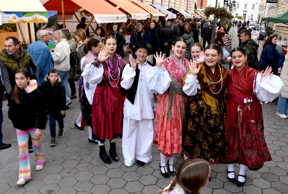 JESEN U POŽEGI: štandovi puni domaćih okusa i tradicionalno krštenje mošta