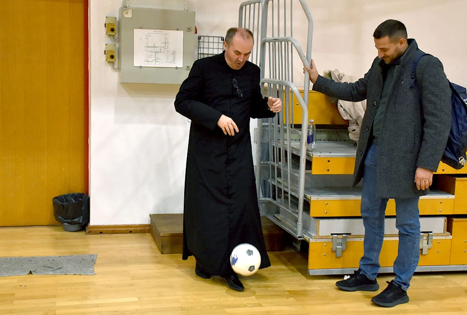 Nogometne bravura župnika Žuljevića: Ni reverenda ne smeta za pimplanje s loptom