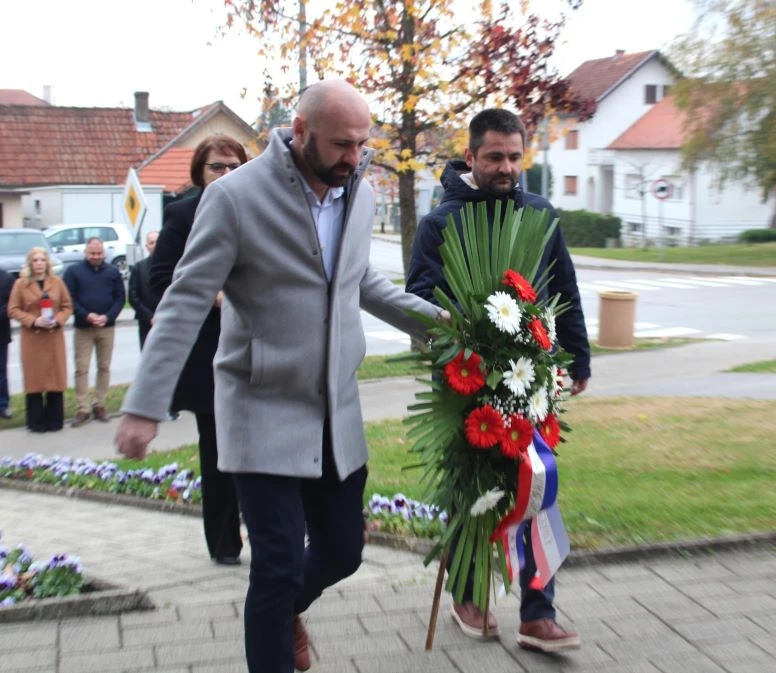 UZ DAN SJEĆANJA: U Pleternici polaganjem vijenaca i paljenjem svijeća odana počast poginulim braniteljima