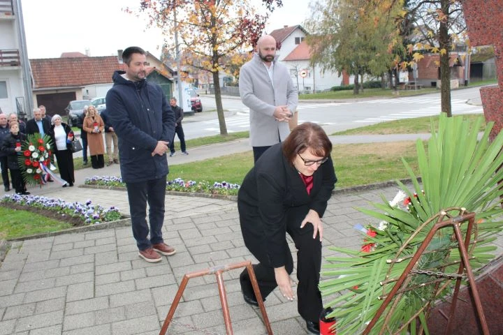 UZ DAN SJEĆANJA: U Pleternici polaganjem vijenaca i paljenjem svijeća odana počast poginulim braniteljima