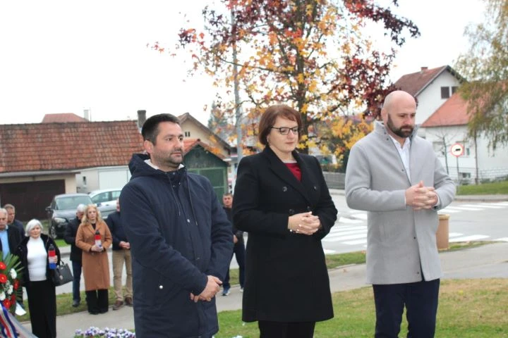 UZ DAN SJEĆANJA: U Pleternici polaganjem vijenaca i paljenjem svijeća odana počast poginulim braniteljima