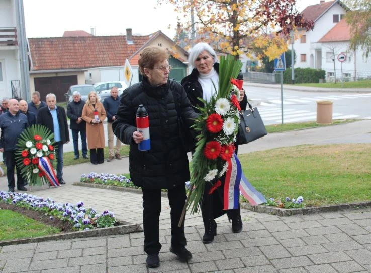 UZ DAN SJEĆANJA: U Pleternici polaganjem vijenaca i paljenjem svijeća odana počast poginulim braniteljima
