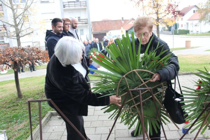 UZ DAN SJEĆANJA: U Pleternici polaganjem vijenaca i paljenjem svijeća odana počast poginulim braniteljima