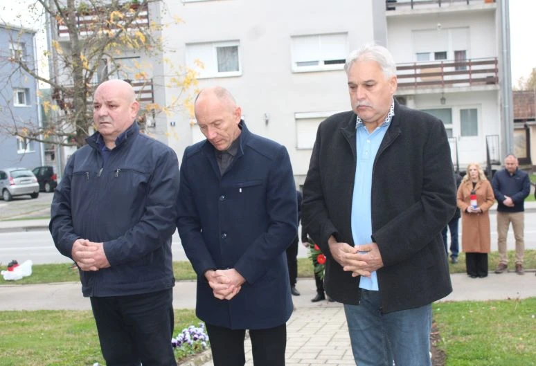 UZ DAN SJEĆANJA: U Pleternici polaganjem vijenaca i paljenjem svijeća odana počast poginulim braniteljima