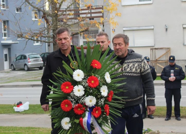 UZ DAN SJEĆANJA: U Pleternici polaganjem vijenaca i paljenjem svijeća odana počast poginulim braniteljima