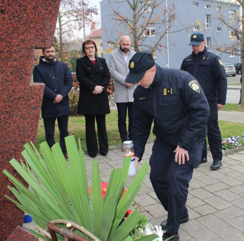 UZ DAN SJEĆANJA: U Pleternici polaganjem vijenaca i paljenjem svijeća odana počast poginulim braniteljima